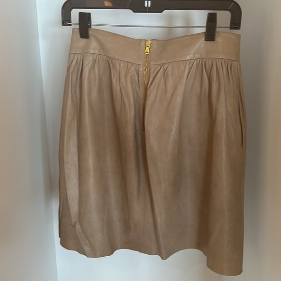 Alice + Olivia, leather beige skirt with silk lining. - Picture 2 of 3